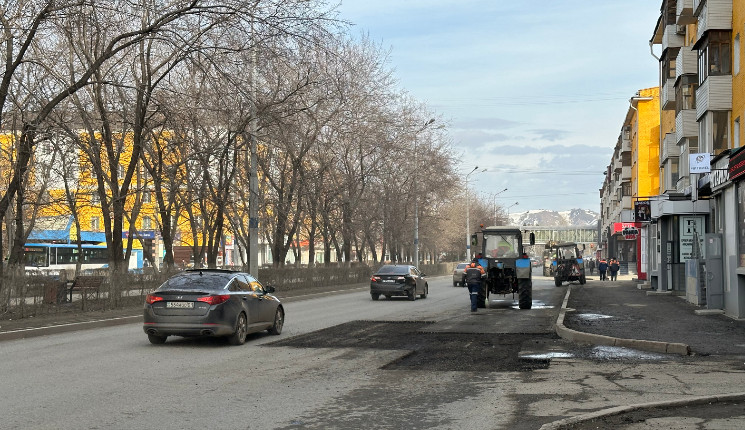 В Усть-Каменогорске уже начали ямочный ремонт дорог